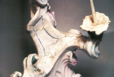 Andere Detailansicht des Schrezheimer Fayence-Leuchters. Auch hier wieder sichtbar die alte Restaurierung mit abbrselnder Farbe und mrbem Fllmaterial.