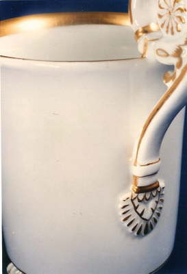 Tasse mit Goldrand. Detaillansicht der restaurierten Tasse. Fehlender Scherben und Henkel sind wieder angebracht.